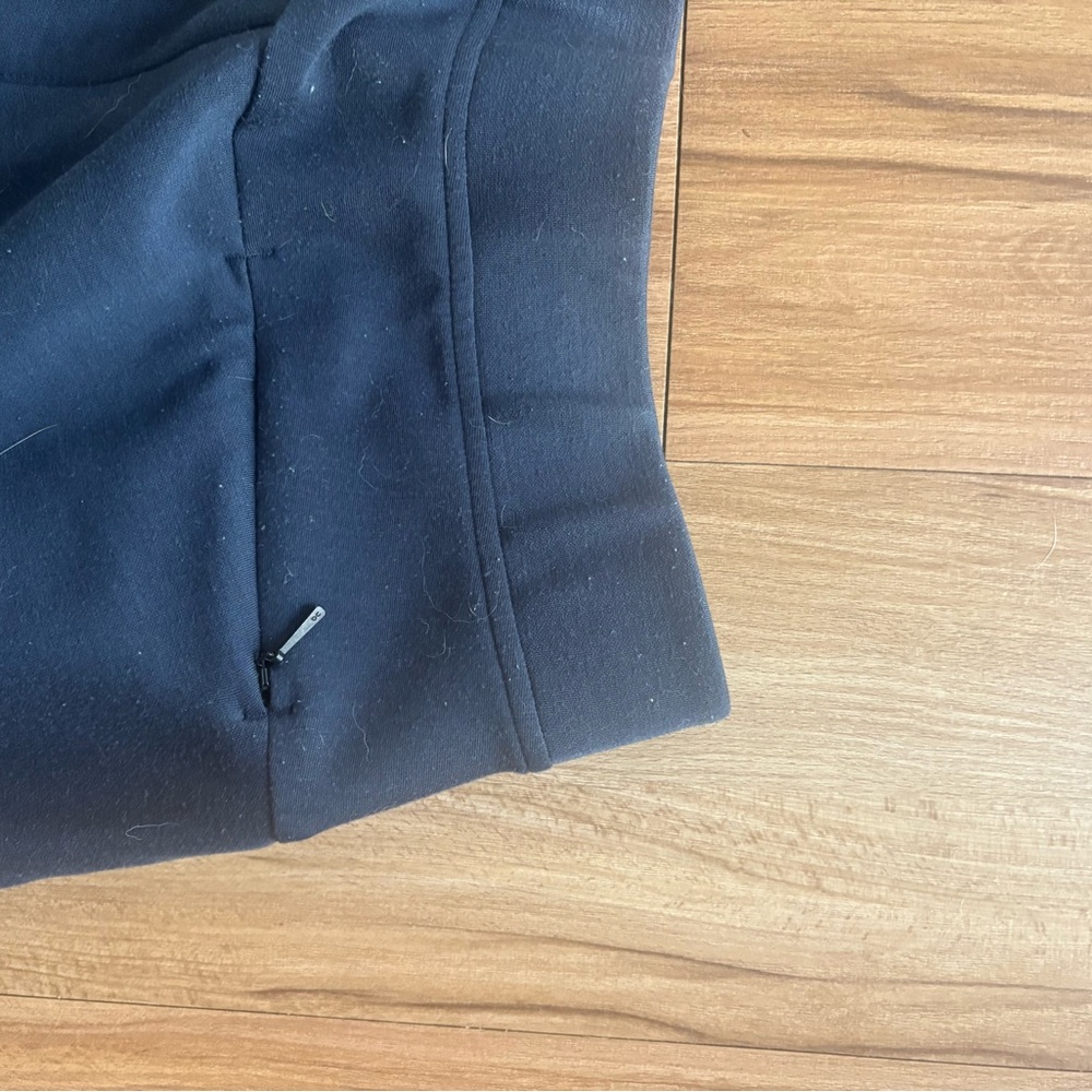 On Running Navy Sweat Pants - Picture 5 of 5